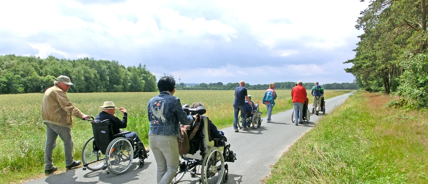 Rollstuhlfahrer auf dem barrierefreien NORDPFAD Wolfsgrund Rollstuhlfahrer auf dem barrierefreien NORDPFAD Wolfsgrund
