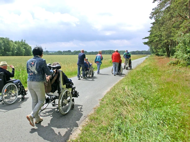 Rollstuhlfahrer auf dem barrierefreien NORDPFAD Wolfsgrund Rollstuhlfahrer auf dem barrierefreien NORDPFAD Wolfsgrund