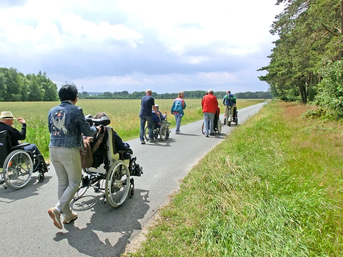 Rollstuhlfahrer auf dem barrierefreien NORDPFAD Wolfsgrund Rollstuhlfahrer auf dem barrierefreien NORDPFAD WolfsgrundWheelchair users on the barrier-free NORDPFAD WolfsgrundKørestolsbrugere på den barrierefri NORDPFAD WolfsgrundRolstoelgebruikers op de drempelvrije NORDPFAD Wolfsgrund