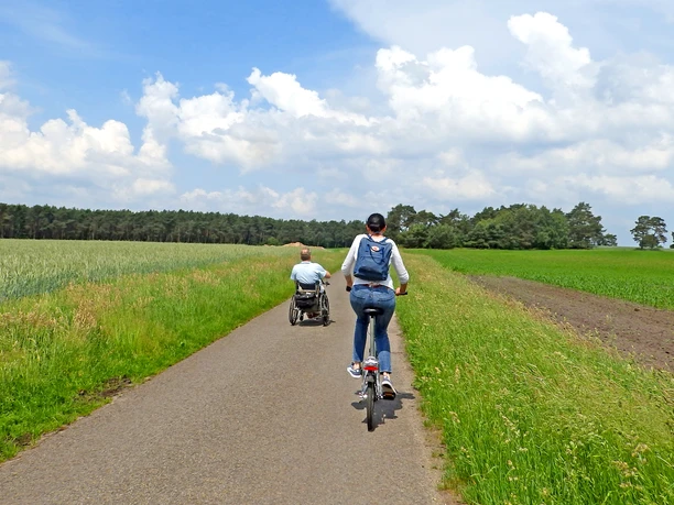 Handbiker und Radfahrerin auf dem NORDPFAD Wolfsgrund Handbiker und Radfahrerin auf dem NORDPFAD Wolfsgrund