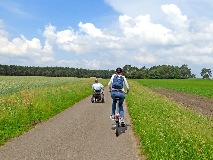 Handbiker und Radfahrerin auf dem NORDPFAD Wolfsgrund Handbiker und Radfahrerin auf dem NORDPFAD WolfsgrundHandbiker and cyclist on the NORDPFAD WolfsgrundHåndcykelrytter og cyklist på NORDPFAD WolfsgrundHandbiker en fietser op de NORDPFAD Wolfsgrund