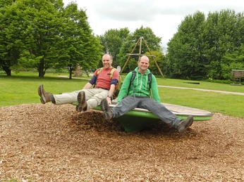 Wanderer in der Welt der Sinne auf einem Spielgerät Wanderer in der Welt der Sinne auf einem SpielgerätWanderer in the world of the senses on a piece of playground equipmentVandrer i sansernes verden på et stykke legepladsudstyrZwerver in de wereld van de zintuigen op een speeltoestel