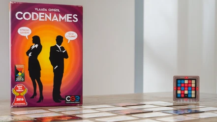 Tillis Code Names Challange.jpg Das Brettspiel Code Names steht aufgebaut auf einem Tisch.