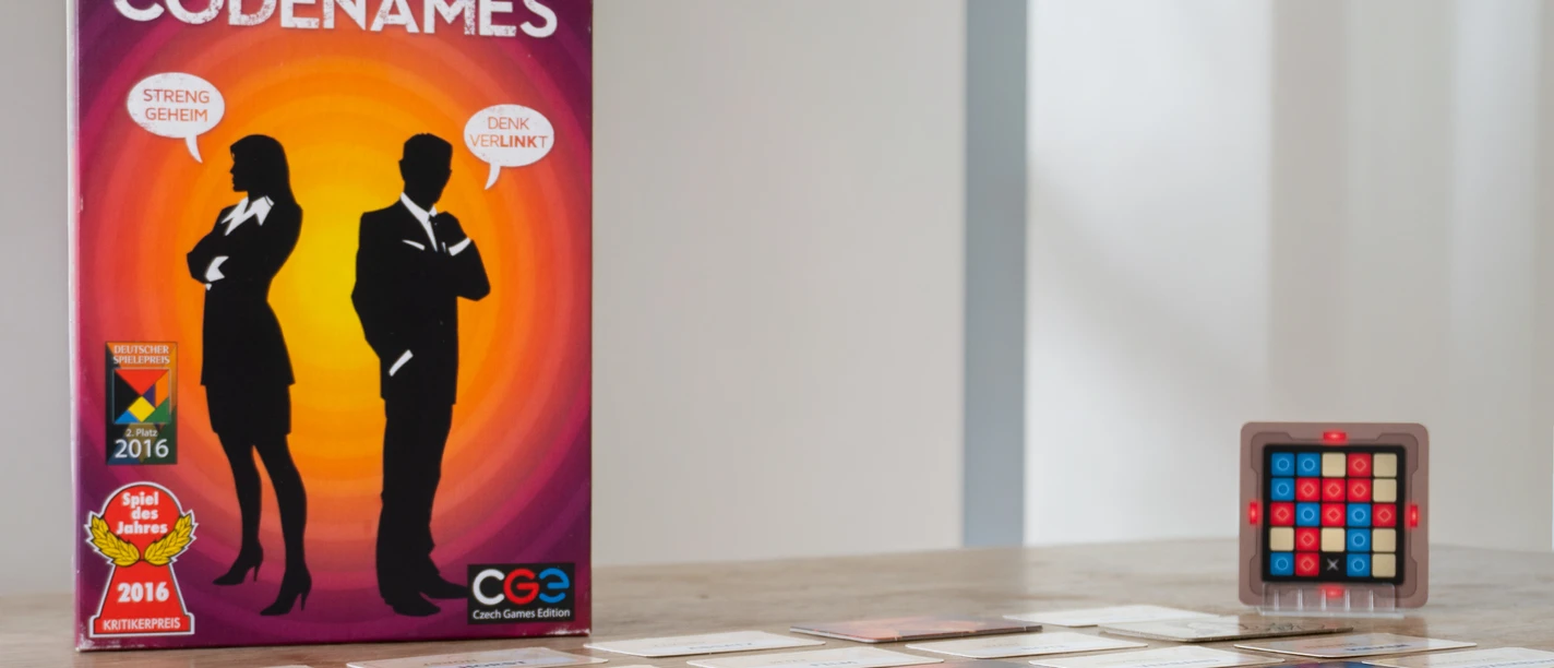 Tillis Code Names Challange.jpg Das Brettspiel Code Names steht aufgebaut auf einem Tisch.