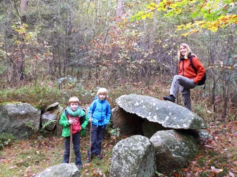 Wanderer am Großsteingrab im Forst Eichholz Wanderer am Großsteingrab im Forst EichholzHikers at the megalithic tomb in Eichholz forestVandrere ved megalitgraven i Eichholz-skovenWandelaars bij de megalithische graftombe in het Eichholz-bos