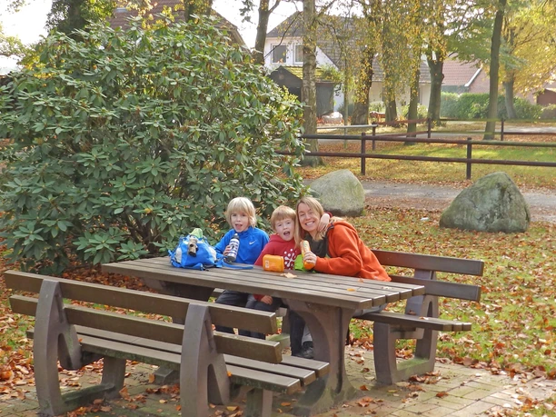 Wanderer beim Rastplatz mitten in Brillit Wanderer beim Rastplatz mitten in Brillit