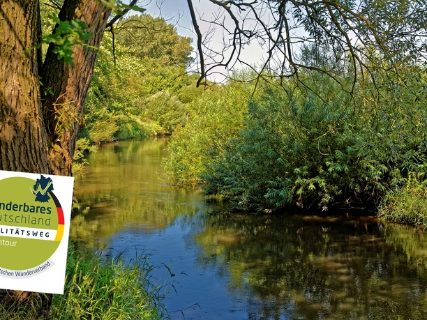Die mäandrierende Oste mit dem Zertifikat des NORDPFADES Ostetal Die mäandrierende Oste mit dem Zertifikat des NORDPFADES Ostetal