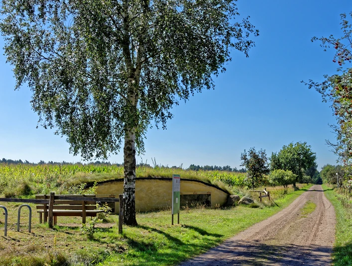Die Grabhügelanlage in Granstedt mit Bank Die Grabhügelanlage in Granstedt mit BankThe burial mound in Granstedt with benchGravhøjen i Granstedt med bænkDe grafheuvel in Granstedt met bank
