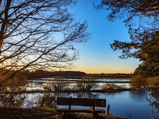 Eine Bank am überschwemmten Ostetal beim Sonnenuntergang Eine Bank am überschwemmten Ostetal beim Sonnenuntergang