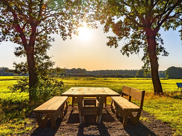 Der Tischlein-Deck-Dich Rastplatz am NORDPFAD Ostetal Der Tischlein-Deck-Dich Rastplatz am NORDPFAD Ostetal