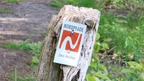 Markierungszeichen des NORDPFADES Zwei Mühlen Markierungszeichen des NORDPFADES Zwei Mühlen