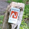 Markierungszeichen des NORDPFADES Zwei Mühlen Markierungszeichen des NORDPFADES Zwei Mühlen