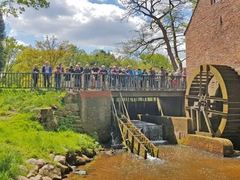 Die Wassermühle in Bademühlen mit vielen Besuchern Die Wassermühle in Bademühlen mit vielen BesuchernThe watermill in Bademühlen with many visitorsVandmøllen i Bademühlen med mange besøgendeDe watermolen in Bademühlen met veel bezoekers