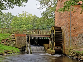 Wassermühle Bademühlen mit Mühlenrad am Nebenfluss Bade Wassermühle Bademühlen mit Mühlenrad am Nebenfluss BadeBademühlen watermill with mill wheel on the Bade tributaryBademühlen vandmølle med møllehjul ved Bade-biflodenBademühlen watermolen met molenrad aan de zijrivier de Bade