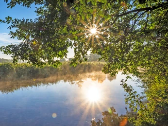 Die Spiegelung der Sonne im Fluss Wümme Die Spiegelung der Sonne im Fluss WümmeThe reflection of the sun in the river WümmeSolens refleksion i floden WümmeDe reflectie van de zon in de rivier de Wümme