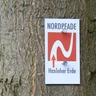 Markierungszeichen des NORDPFADES Haxloher Erde Markierungszeichen des NORDPFADES Haxloher Erde
