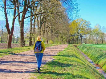 Wanderin auf festem Weg raus aus Fintel Wanderin auf festem Weg raus aus FintelHiker on a firm path out of FintelVandrer på en fast sti ud af FintelWandelaar op een stevig pad uit Fintel