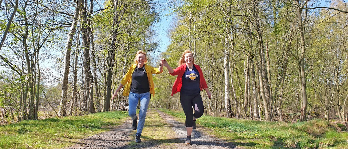 Wanderinnen freuen sich über den geschafften NORDPFAD Haxloher Erde Wanderinnen freuen sich über den geschafften NORDPFAD Haxloher Erde