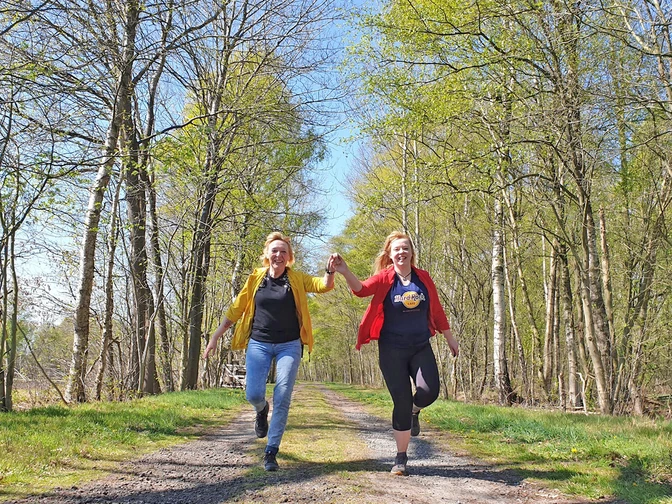 Wanderinnen freuen sich über den geschafften NORDPFAD Haxloher Erde Wanderinnen freuen sich über den geschafften NORDPFAD Haxloher ErdeHikers are delighted to have completed the NORDPFAD Haxloher ErdeVandrere er glade for at have gennemført NORDPFAD Haxloher ErdeWandelaars zijn blij dat ze de NORDPFAD Haxloher Erde hebben voltooid