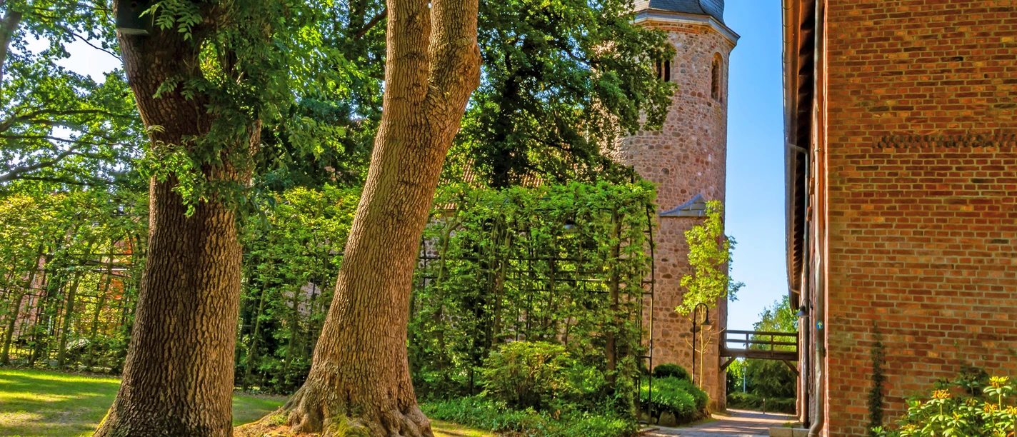 Klostergang zwischen der Zevener St. Viti-Kirche und dem Museum Klostergang zwischen der Zevener St. Viti-Kirche und dem Museum