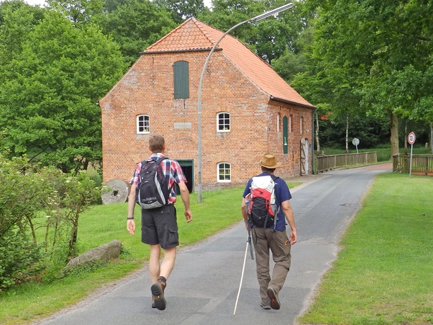 Wanderer auf dem Weg zur Wassermühle Bademühlen Wanderer auf dem Weg zur Wassermühle Bademühlen