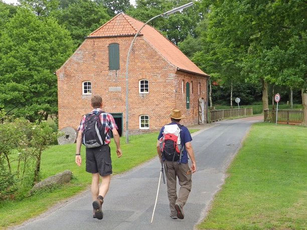 Wanderer auf dem Weg zur Wassermühle Bademühlen Hikers on the way to the Bademühlen watermill