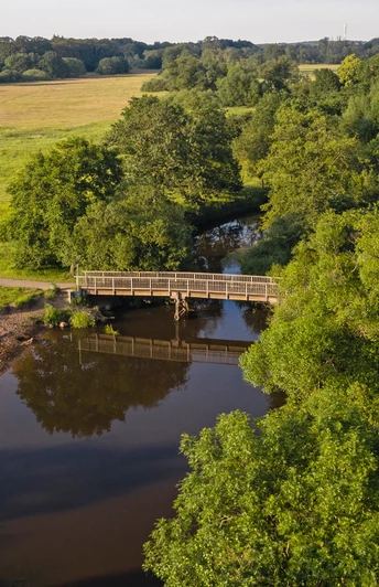 Die Wümme und die Gothardbrücke aus der Vogelperspektive Die Wümme und die Gothardbrücke aus der VogelperspektiveA bird's eye view of the Wümme and the Gothard BridgeEt fugleperspektiv af Wümme og Gothard-broenDe Wümme en de Gothardbrug in vogelperspectief