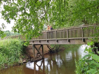 Wanderer auf der Schulbrücke über die Wümme Wanderer auf der Schulbrücke über die WümmeHikers on the school bridge over the WümmeVandrere på skolebroen over WümmeWandelaars op de schoolbrug over de Wümme