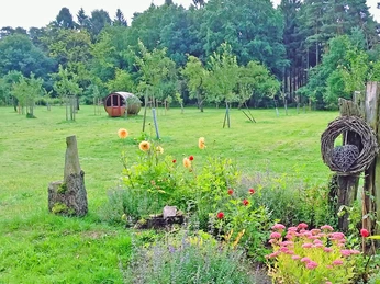 Im Weinfass beim Hartmannshof darf übernachtet werden Im Weinfass beim Hartmannshof darf übernachtet werdenYou can spend the night in the wine barrel at HartmannshofDu kan overnatte i vintønden på HartmannshofJe kunt overnachten in het wijnvat van Hartmannshof