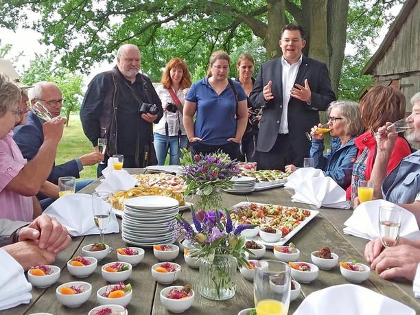 Geselliges Beisammensein am gedeckten Tischlein-Deck-Dich Geselliges Beisammensein am gedeckten Tischlein-Deck-Dich