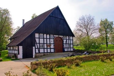 Heimatmuseum auf dem Heimathof Leopoldshöhe Das Fachwerkhaus auf dem Heimathof Leopoldshöhe steht in gepflegter Gartenlandschaft.