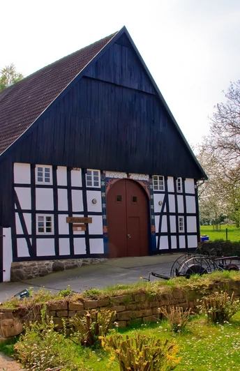 Heimatmuseum auf dem Heimathof Leopoldshöhe Das Fachwerkhaus auf dem Heimathof Leopoldshöhe steht in gepflegter Gartenlandschaft.