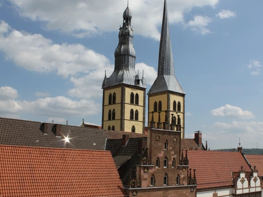 Rathaus Historisches Rathaus mit prächtigen Türmen und detaillierten Fassaden unter blauem Himmel.