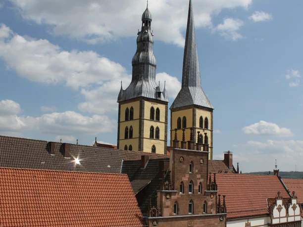 Rathaus Historisches Rathaus mit prächtigen Türmen und detaillierten Fassaden unter blauem Himmel.