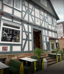 Eiscafé Italia in Waldeck Fachwerkfassade des Eiscafé Italia mit Außensitzplätzen in Waldeck