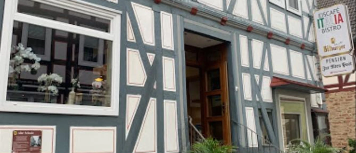 Eiscafé Italia in Waldeck Fachwerkfassade des Eiscafé Italia mit Außensitzplätzen in Waldeck