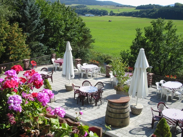 Terrasse mit Ausblick Zu sehen ist der einladene Ausblick von der Sonnenterrasse des Hotels Ederblick im Luftkurort Dodenau.