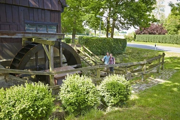 wassermuehle-und-wanderer