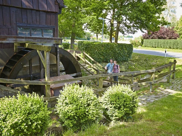 wassermuehle-und-wanderer