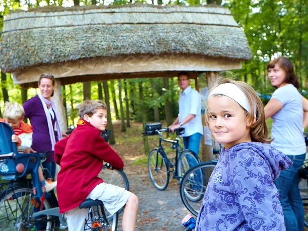 familie-auf-dem-weg-zum-bronzezeithof