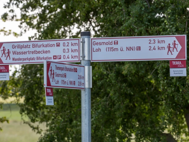 Ausschilderung der Wanderroute Skilte med information om vandreruter og afstande i landskabet.