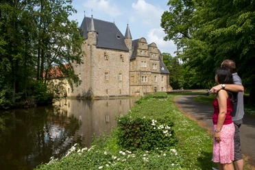 Die Schelenburg bei Bissendorf Die Schelenburg bei Bissendorf spiegelt sich im Wasser, umgeben von üppigem Grün und einer romantischen Atmosphäre.