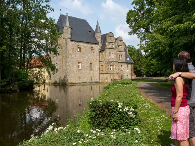 Die Schelenburg bei Bissendorf Die Schelenburg bei Bissendorf spiegelt sich im Wasser, umgeben von üppigem Grün und einer romantischen Atmosphäre.The Schelenburg castle near Bissendorf is reflected in the water, surrounded by lush greenery and a romantic atmosphere.Slottet Schelenburg nær Bissendorf spejler sig i vandet, omgivet af frodigt grønt og en romantisk atmosfære.Het kasteel Schelenburg bij Bissendorf wordt weerspiegeld in het water, omgeven door weelderig groen en een romantische sfeer.
