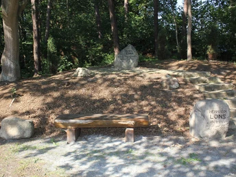 Lönsstein am Wanderweg Lönsstein am Wanderweg Auf den Spuren von Hermann Löns