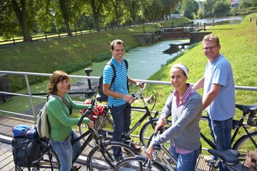 radler-an-der-historischen-schleuse-am-vechtesee-in-nordhorn