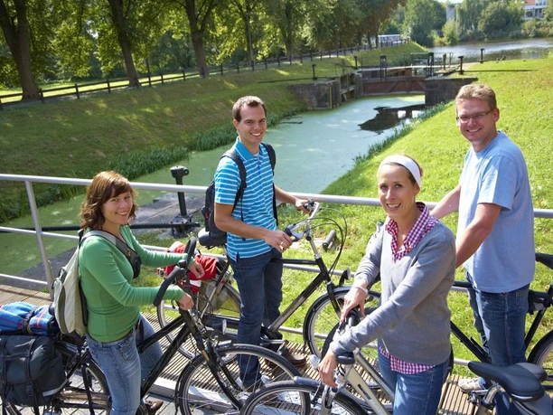 radler-an-der-historischen-schleuse-am-vechtesee-in-nordhorn