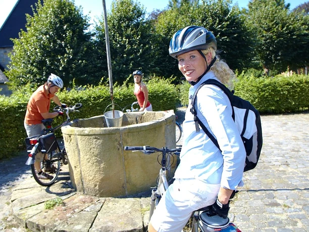 radler-am-brunnen-in-wietmarschen