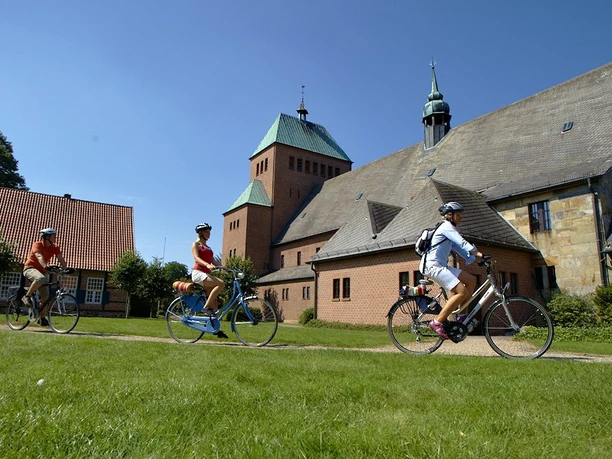 radler-an-der-kirche-in-wietmarschen