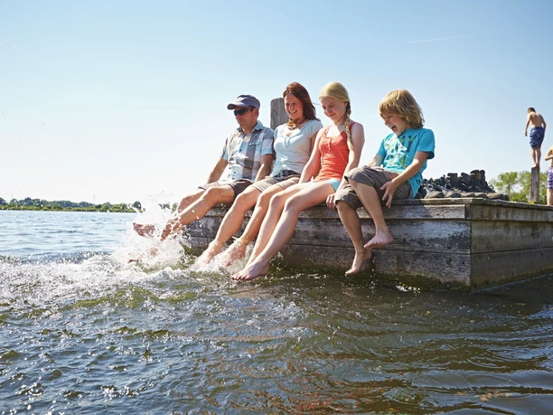 familie-mit-f-en-im-wasser-lohner-freizeitsee