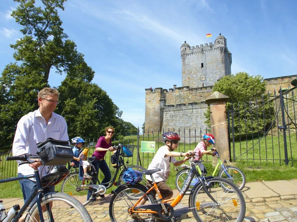 radfahrer-vor-der-burg-bentheim